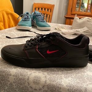Men’s Nike sneaker black with red Nike, size 11 new with tags Nike ishod